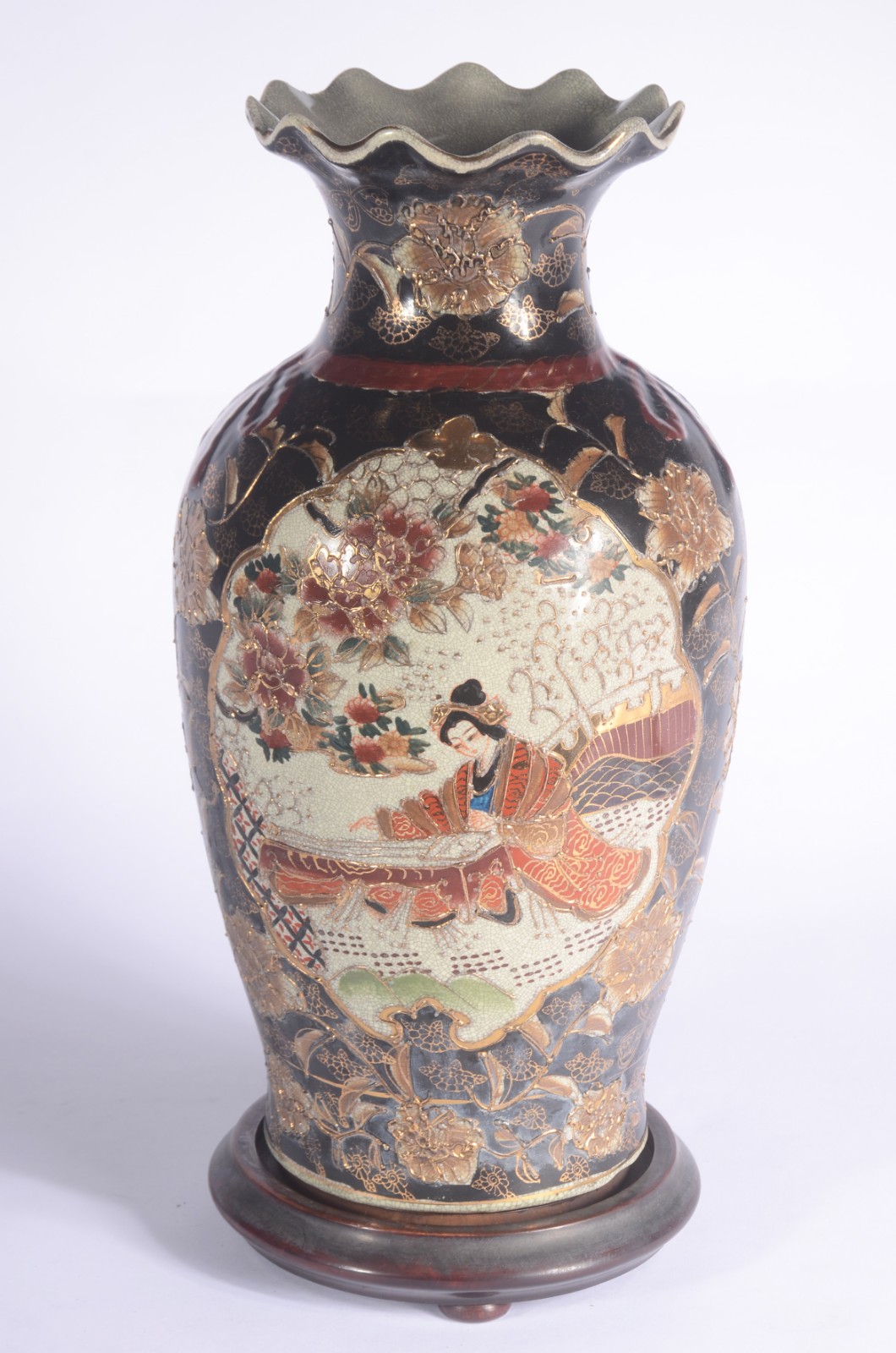 Vaso de faiança oriental decorado com figura de gueixa e flores em... - foto 6 de 8