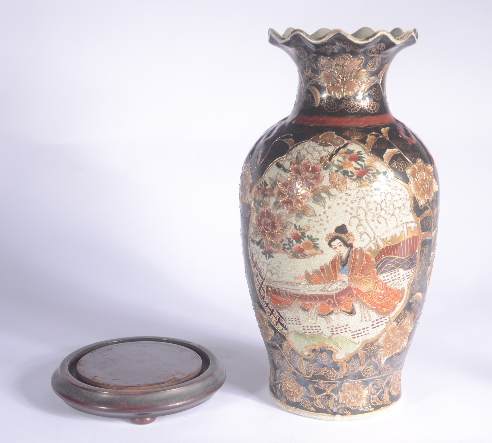 Vaso de faiança oriental decorado com figura de gueixa e flores em... - foto 7 de 8