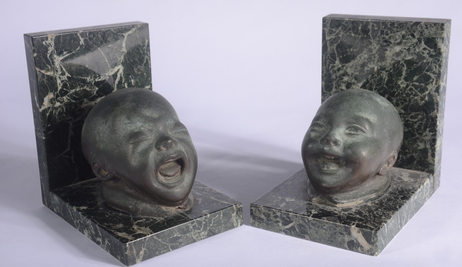 Par de serre livres com figuras de "cabeças de bebês" em metal e... - foto 1 de 6