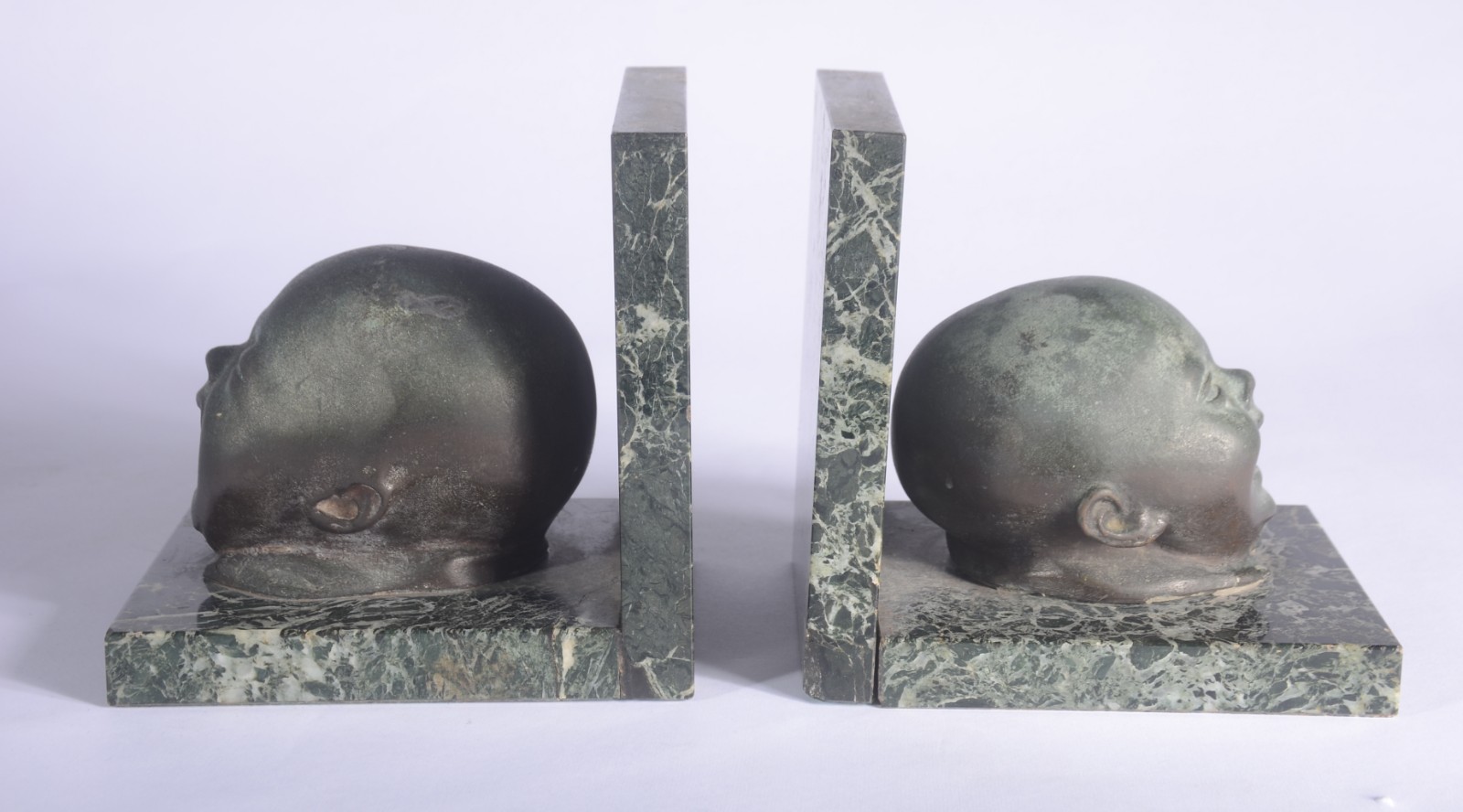 Par de serre livres com figuras de "cabeças de bebês" em metal e... - foto 2 de 6