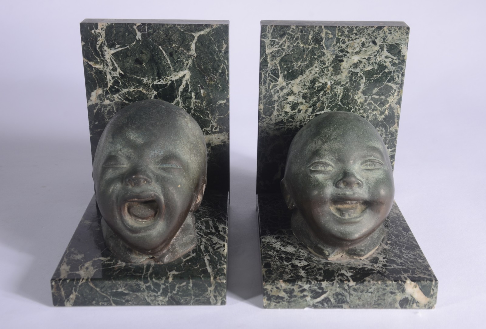 Par de serre livres com figuras de "cabeças de bebês" em metal e... - foto 3 de 6