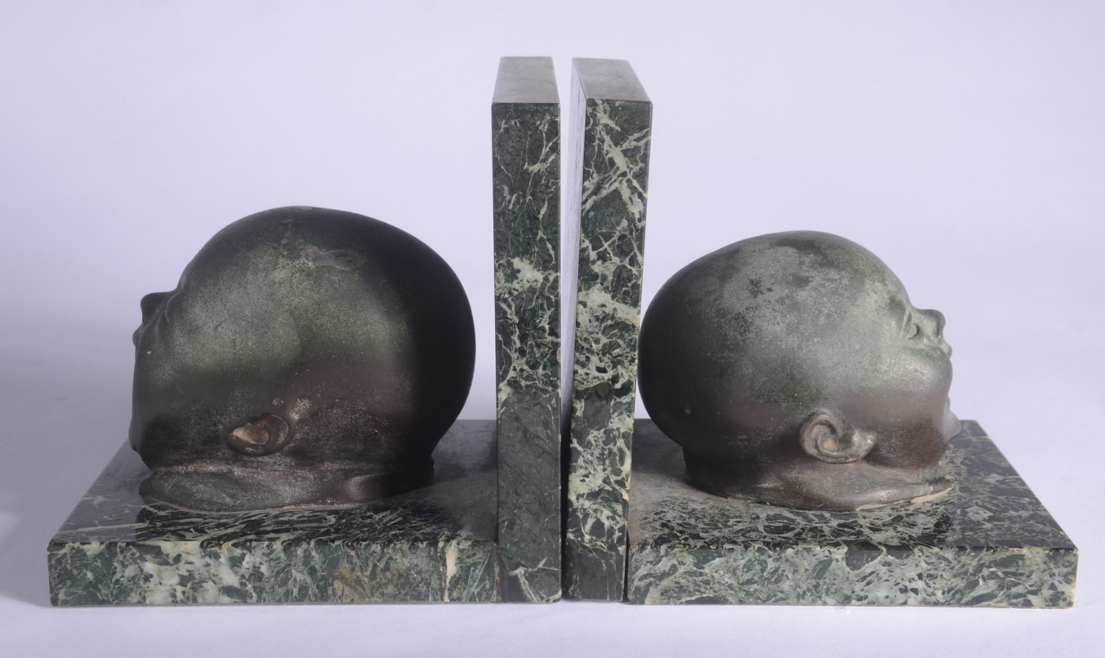 Par de serre livres com figuras de "cabeças de bebês" em metal e... - foto 4 de 6