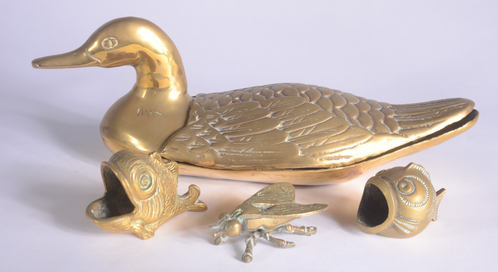 Quatro peças diversas de bronze, sendo: figura de pato com tampo... - foto 1 de 7