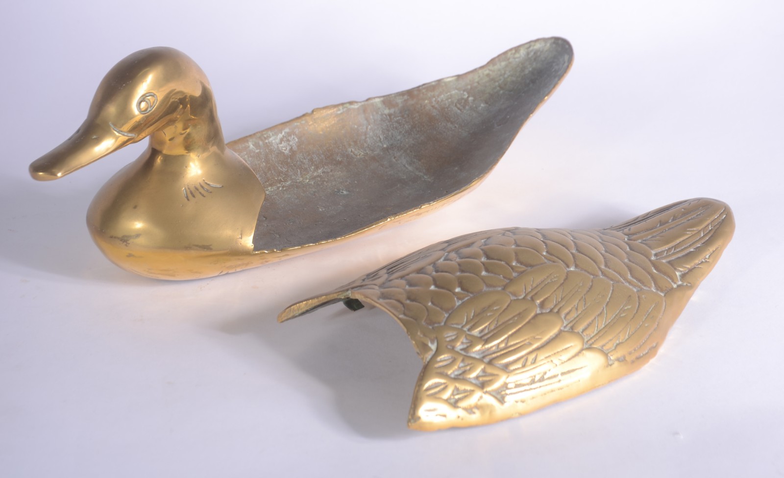 Quatro peças diversas de bronze, sendo: figura de pato com tampo... - foto 3 de 7