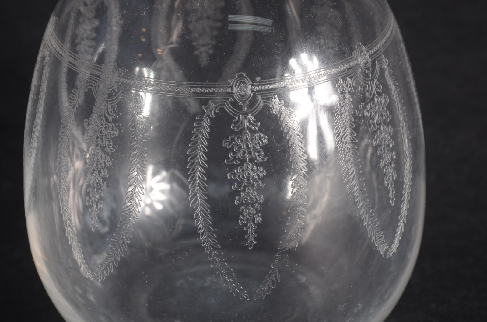 Duas garrafas de cristal europeu, sendo uma lavrada com cachos de... - foto 2 de 10