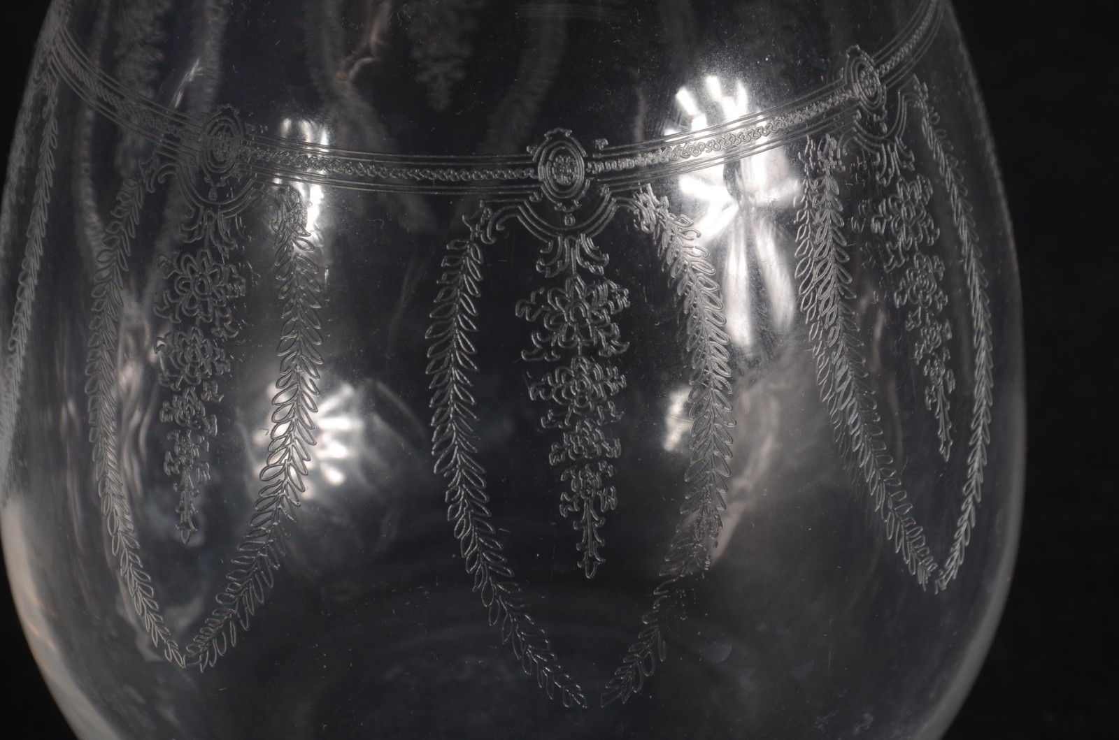Duas garrafas de cristal europeu, sendo uma lavrada com cachos de... - foto 3 de 10