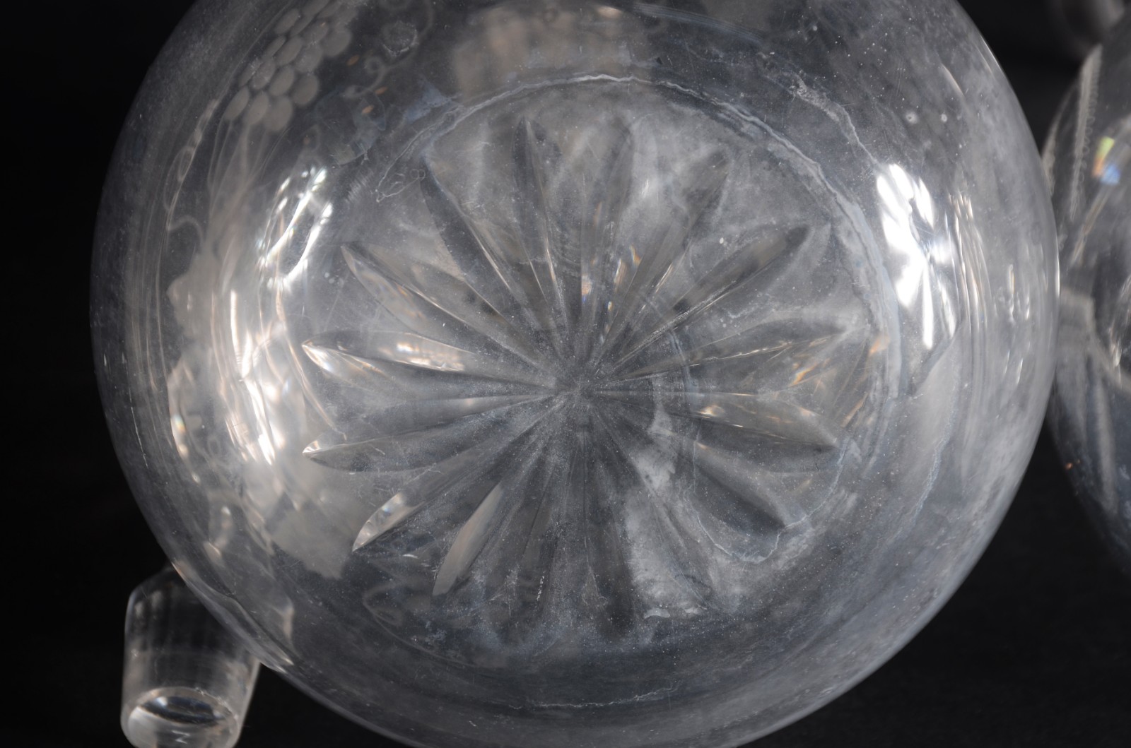 Duas garrafas de cristal europeu, sendo uma lavrada com cachos de... - foto 8 de 10