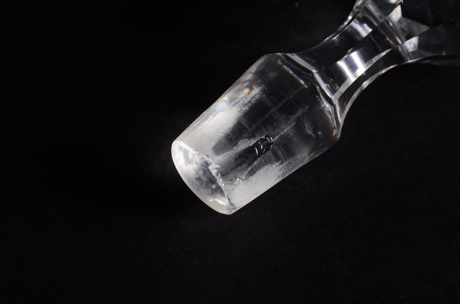 Duas garrafas de cristal europeu, sendo uma lavrada com cachos de... - foto 10 de 10