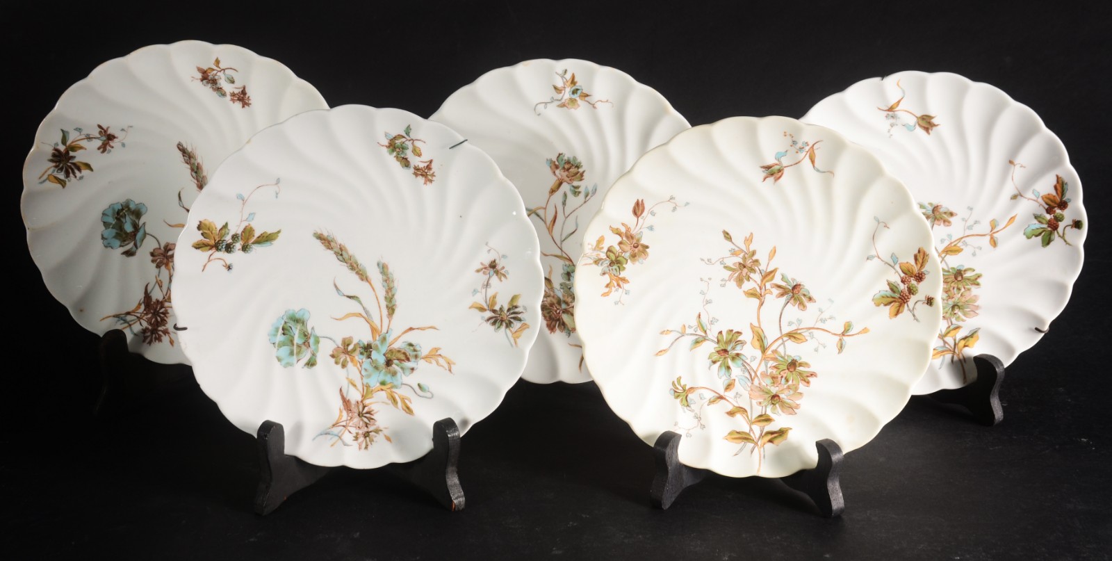 Conjunto com 5 pratos de porcelana europeia, decoração floral em... - foto 1 de 6