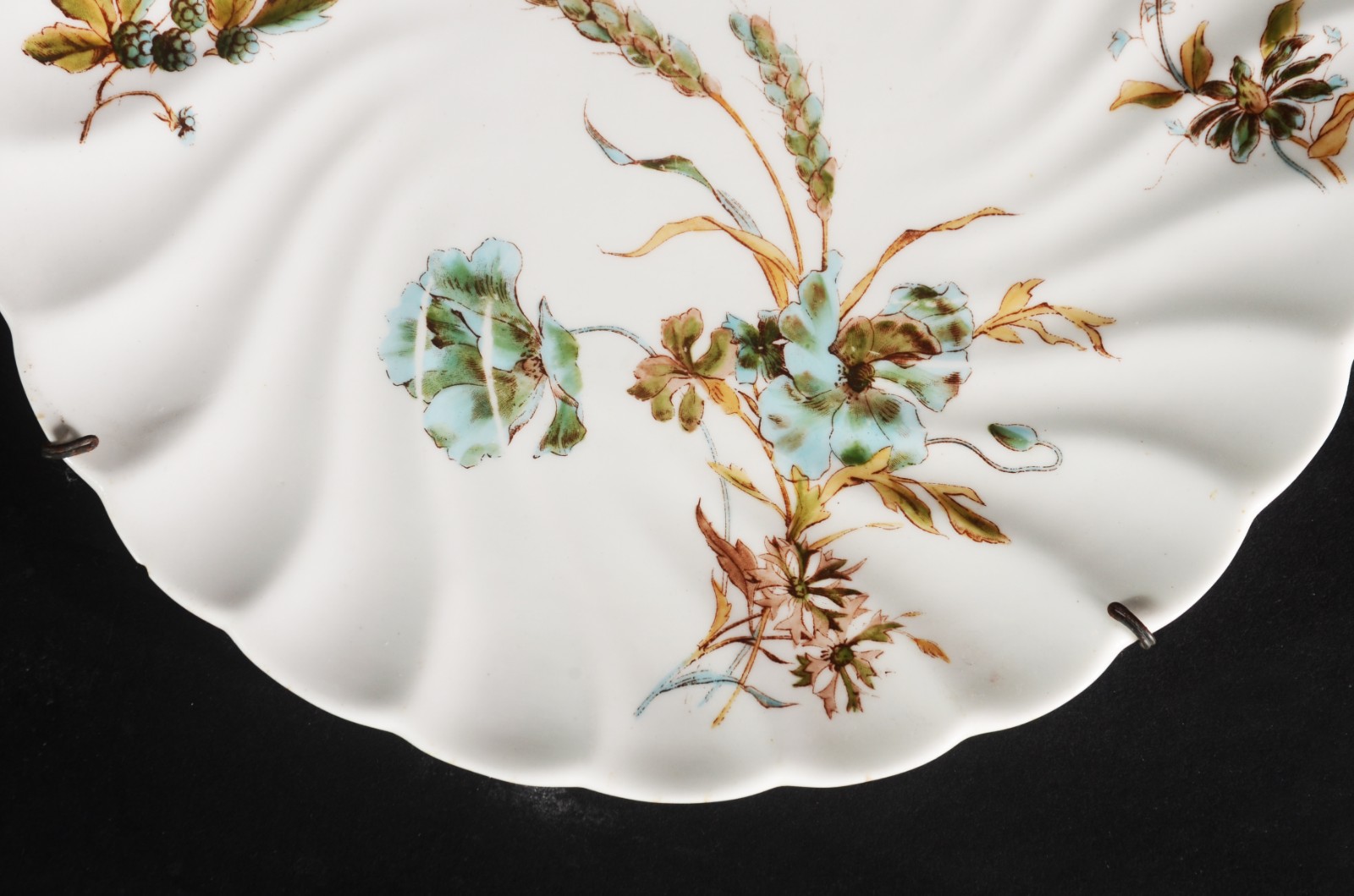 Conjunto com 5 pratos de porcelana europeia, decoração floral em... - foto 2 de 6