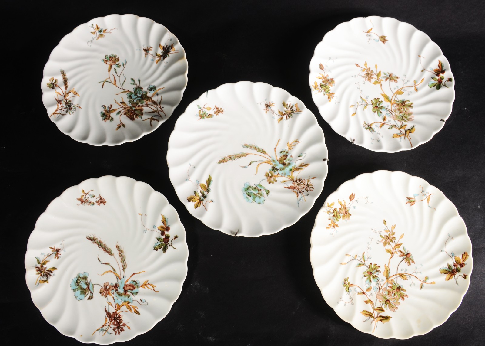 Conjunto com 5 pratos de porcelana europeia, decoração floral em... - foto 3 de 6