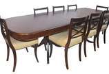 Mesa de jantar de madeira nobre, estilo ingles,... - Mesa de jantar de madeira nobre, estilo ingles, duas tábuas extensoras (medindo cada uma 0,35 cm x 1,00 m.), apoio em duplo balaústre terminando...