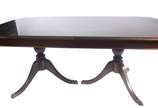 Mesa de jantar de madeira nobre, estilo ingles,... - Mesa de jantar de madeira nobre, estilo ingles, duas tábuas extensoras (medindo cada uma 0,35 cm x 1,00 m.), apoio em duplo balaústre terminando...