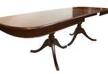 Mesa de jantar de madeira nobre, estilo ingles,... - Mesa de jantar de madeira nobre, estilo ingles, duas tábuas extensoras (medindo cada uma 0,35 cm x 1,00 m.), apoio em duplo balaústre terminando...