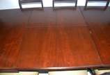 Mesa de jantar de madeira nobre, estilo ingles,... - Mesa de jantar de madeira nobre, estilo ingles, duas tábuas extensoras (medindo cada uma 0,35 cm x 1,00 m.), apoio em duplo balaústre terminando...