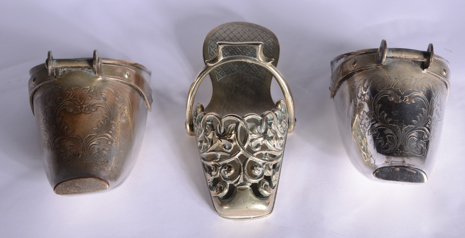 Três sapatas/floreiras de metal em diversos modelos (desgastes). - foto 2 de 6