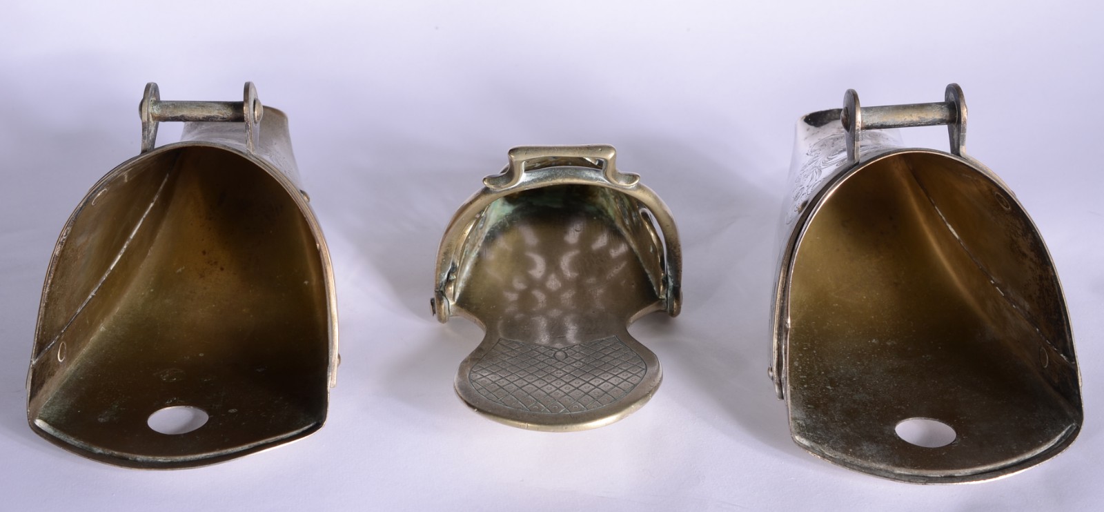 Três sapatas/floreiras de metal em diversos modelos (desgastes). - foto 3 de 6