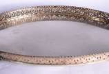 Bandeja feitio oval de metal prateado, com alça... - Bandeja feitio oval de metal prateado, com alças, galeria vazada, pés de garra. Desgastes.