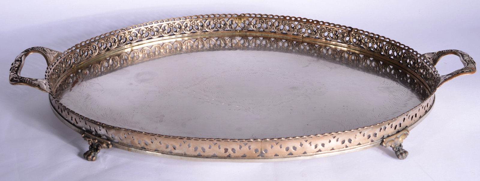 Bandeja feitio oval de metal prateado, com alças, galeria vazada, pés... - foto 1 de 11