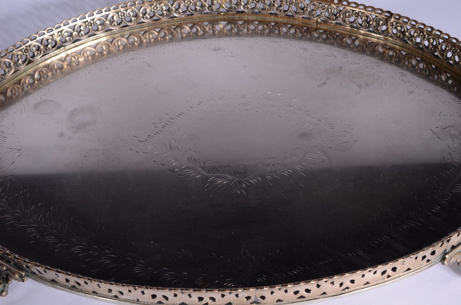 Bandeja feitio oval de metal prateado, com alças, galeria vazada, pés... - foto 2 de 11
