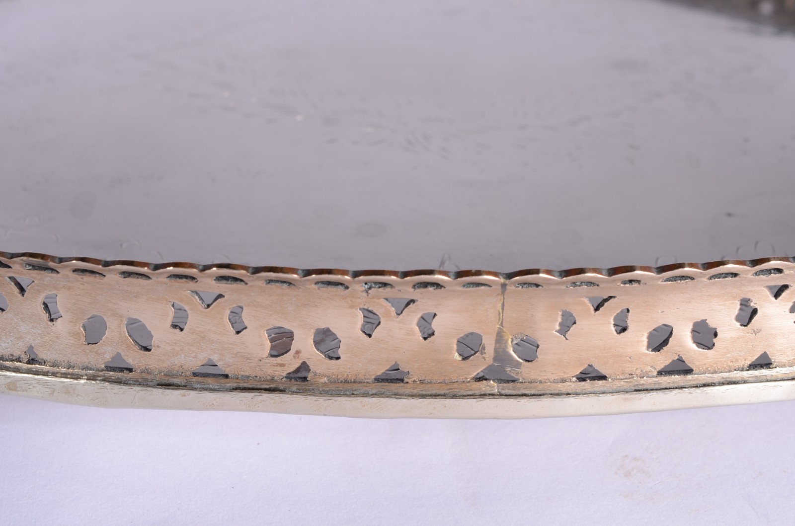 Bandeja feitio oval de metal prateado, com alças, galeria vazada, pés... - foto 3 de 11