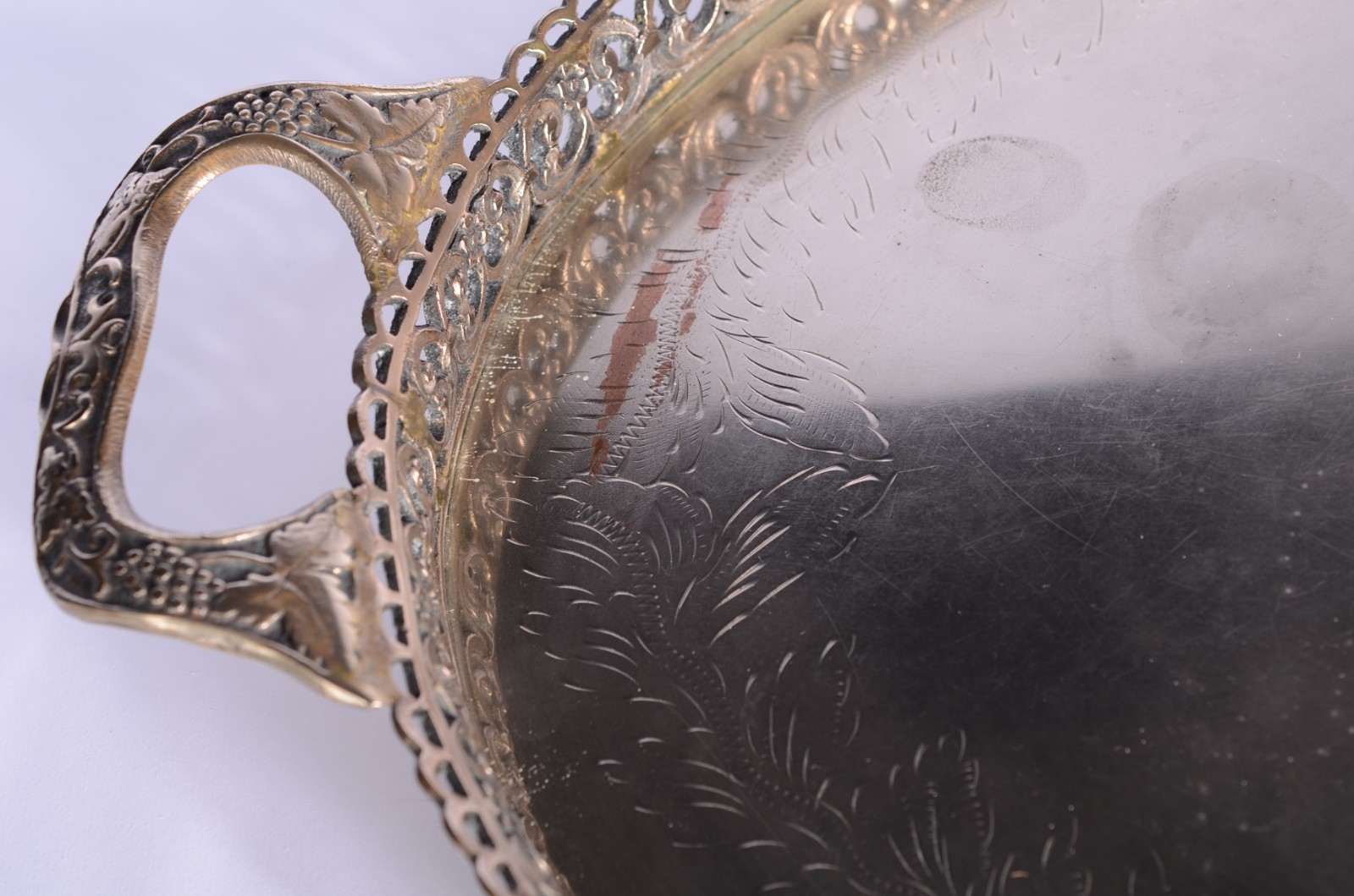 Bandeja feitio oval de metal prateado, com alças, galeria vazada, pés... - foto 6 de 11