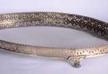 Bandeja feitio oval de metal prateado, com alça... - Bandeja feitio oval de metal prateado, com alças, galeria vazada, pés de garra. Desgastes.