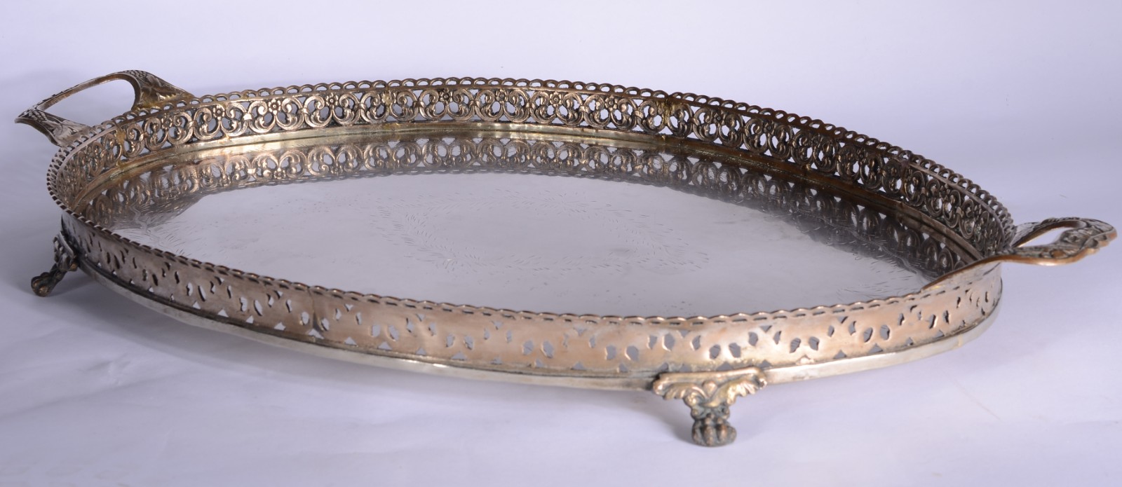 Bandeja feitio oval de metal prateado, com alças, galeria vazada, pés... - foto 9 de 11