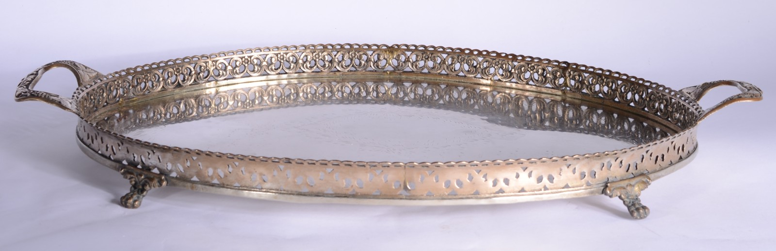 Bandeja feitio oval de metal prateado, com alças, galeria vazada, pés... - foto 10 de 11