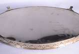 Bandeja feitio oval de metal prateado, com alça... - Bandeja feitio oval de metal prateado, com alças, galeria vazada, pés de garra. Desgastes.