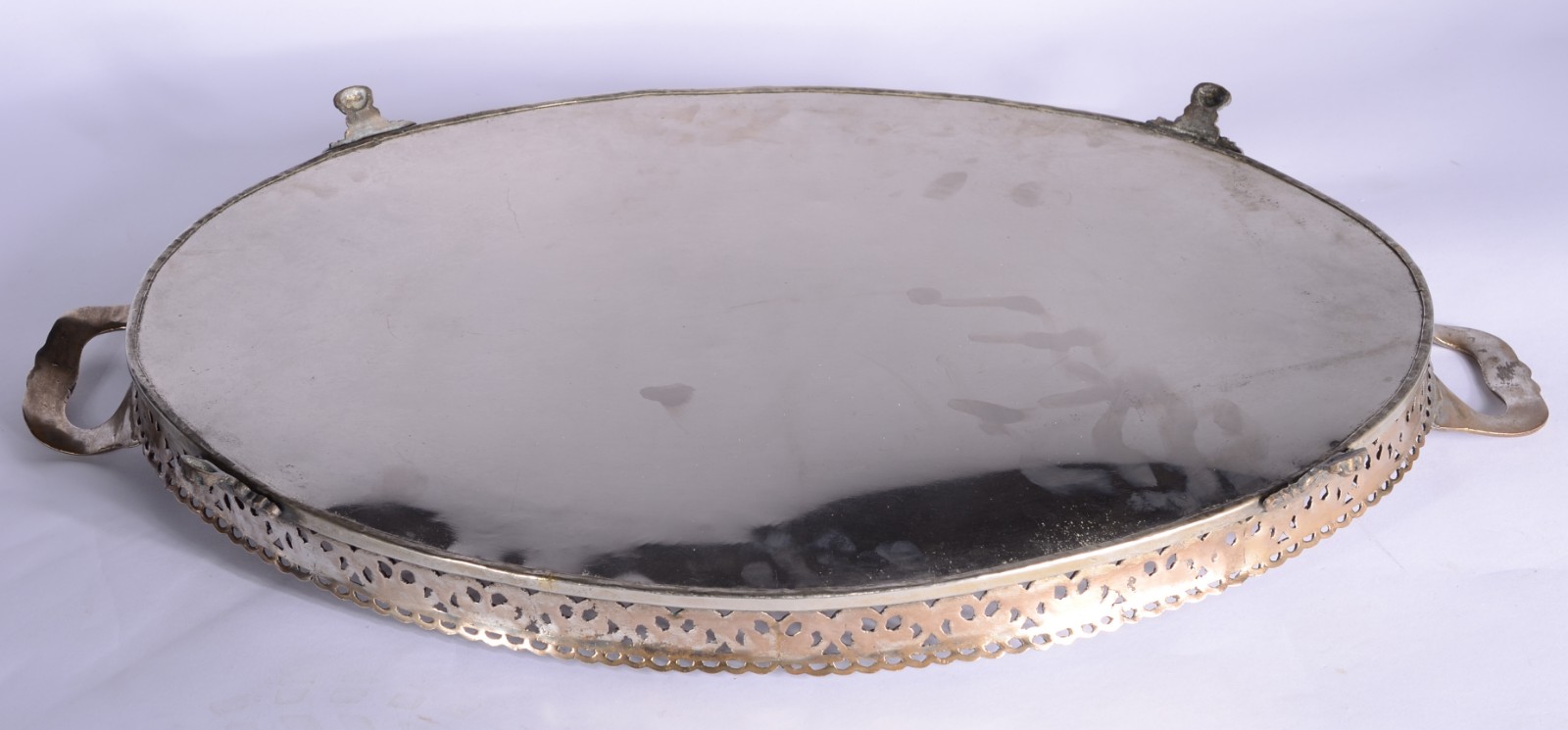 Bandeja feitio oval de metal prateado, com alças, galeria vazada, pés... - foto 11 de 11