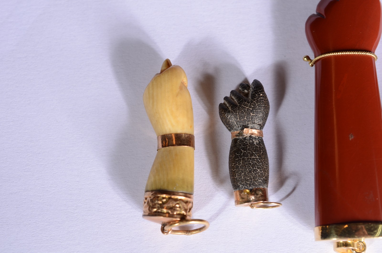 Cinco figas de pedras brasileiras com aplicações de ouro 18 k. - foto 2 de 5