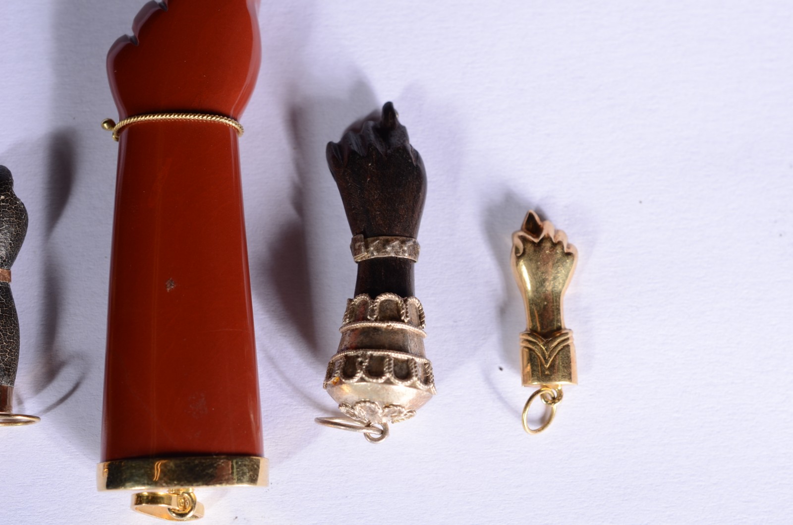 Cinco figas de pedras brasileiras com aplicações de ouro 18 k. - foto 3 de 5