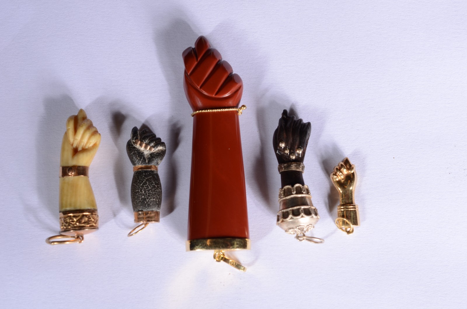 Cinco figas de pedras brasileiras com aplicações de ouro 18 k. - foto 5 de 5