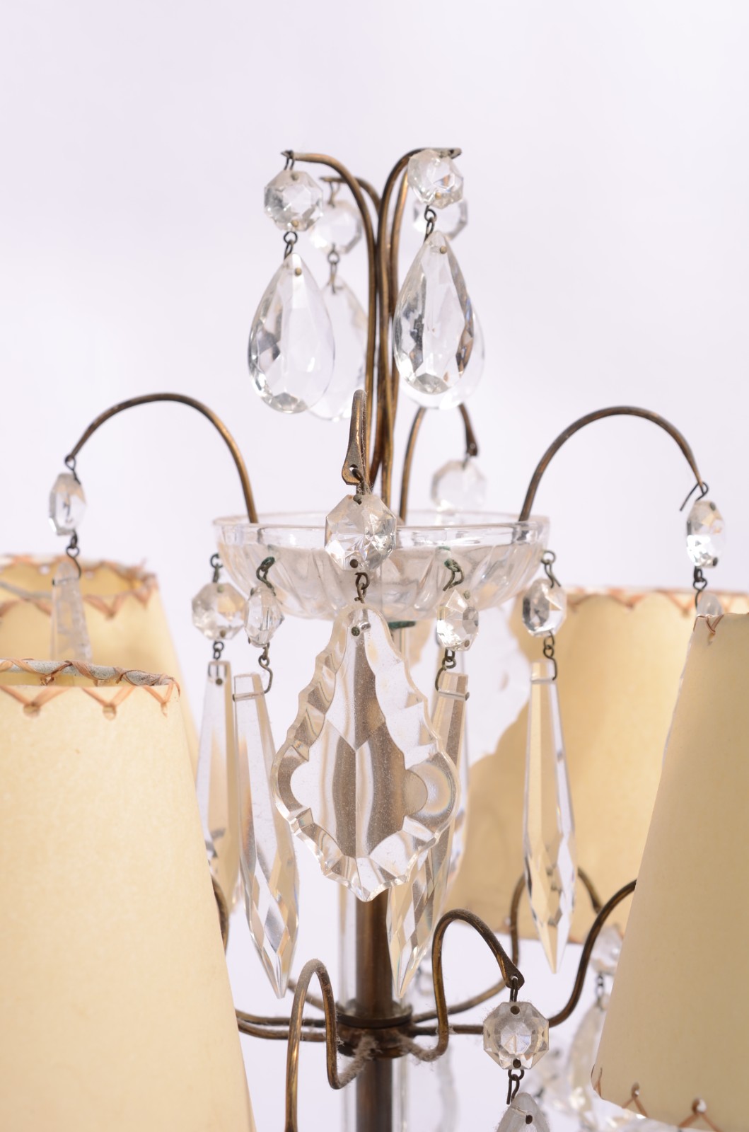 Girandole de metal dourado para quatro luzes, pingentes e placas de... - foto 5 de 11