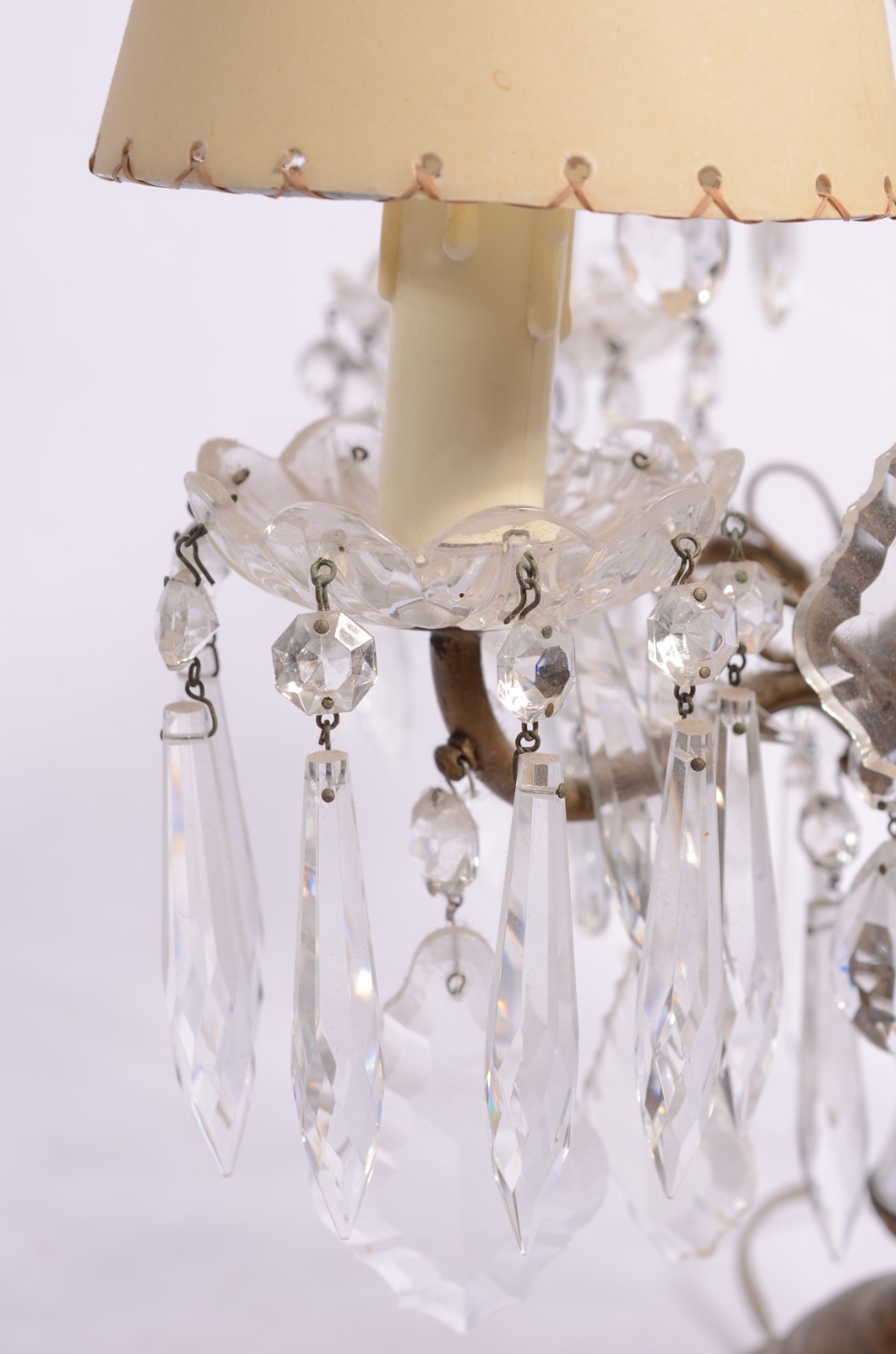 Girandole de metal dourado para quatro luzes, pingentes e placas de... - foto 7 de 11