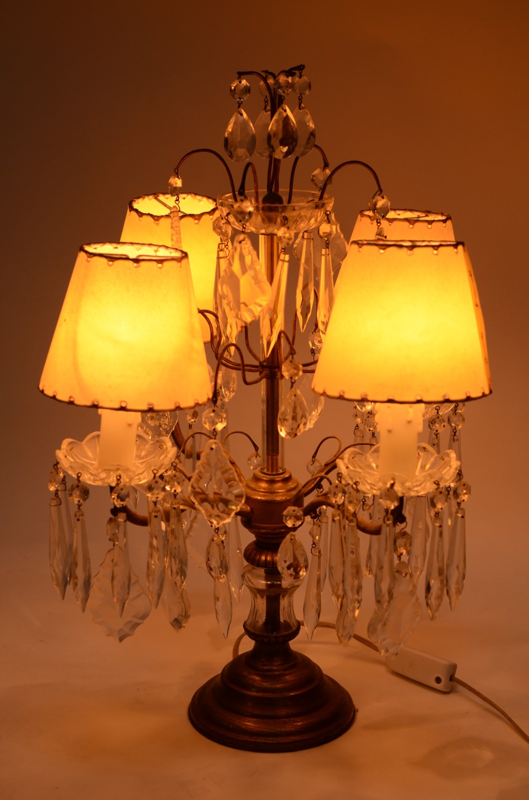 Girandole de metal dourado para quatro luzes, pingentes e placas de... - foto 10 de 11