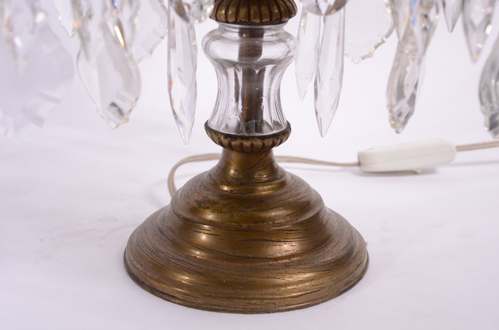 Girandole de metal dourado para quatro luzes, pingentes e placas de... - foto 11 de 11