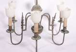 Lustre de metal para 6 luzes, estilo holandês, ... - Lustre de metal para 6 luzes, estilo holandês, mangas de vidro opalinado branco. Oxidado.