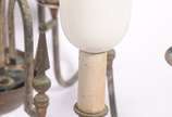 Lustre de metal para 6 luzes, estilo holandês, ... - Lustre de metal para 6 luzes, estilo holandês, mangas de vidro opalinado branco. Oxidado.