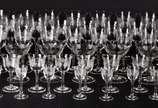 Serviço de cristal com flores lavradas, compost... - Serviço de cristal com flores lavradas, composto de: 12 taças para água, 8 taças para vinho tinto, 9 taças para vinho branco, 10 taças para cham...