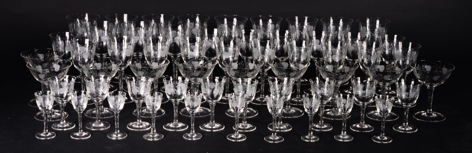 Serviço de cristal com flores lavradas, composto de: 12 taças para... - foto 1 de 11