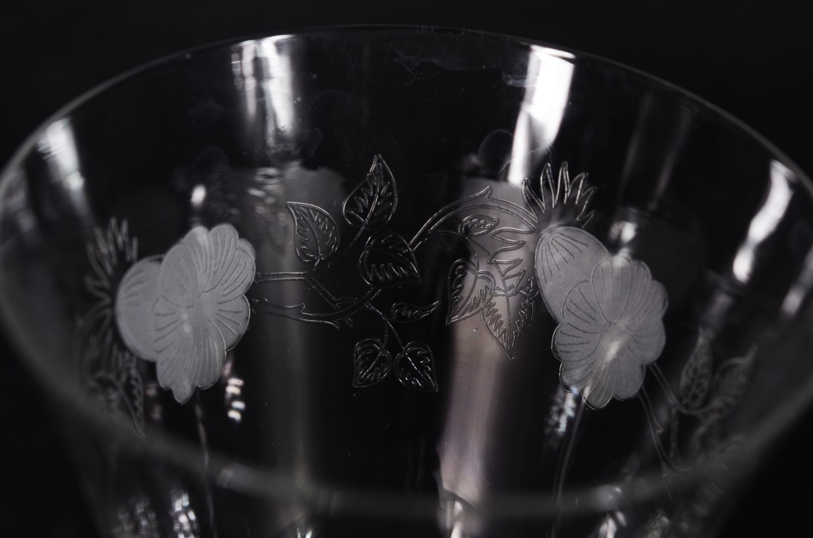 Serviço de cristal com flores lavradas, composto de: 12 taças para... - foto 3 de 11