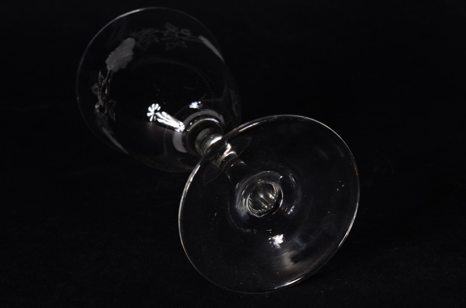 Serviço de cristal com flores lavradas, composto de: 12 taças para... - foto 4 de 11