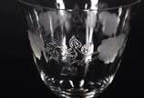 Serviço de cristal com flores lavradas, compost... - Serviço de cristal com flores lavradas, composto de: 12 taças para água, 8 taças para vinho tinto, 9 taças para vinho branco, 10 taças para cham...