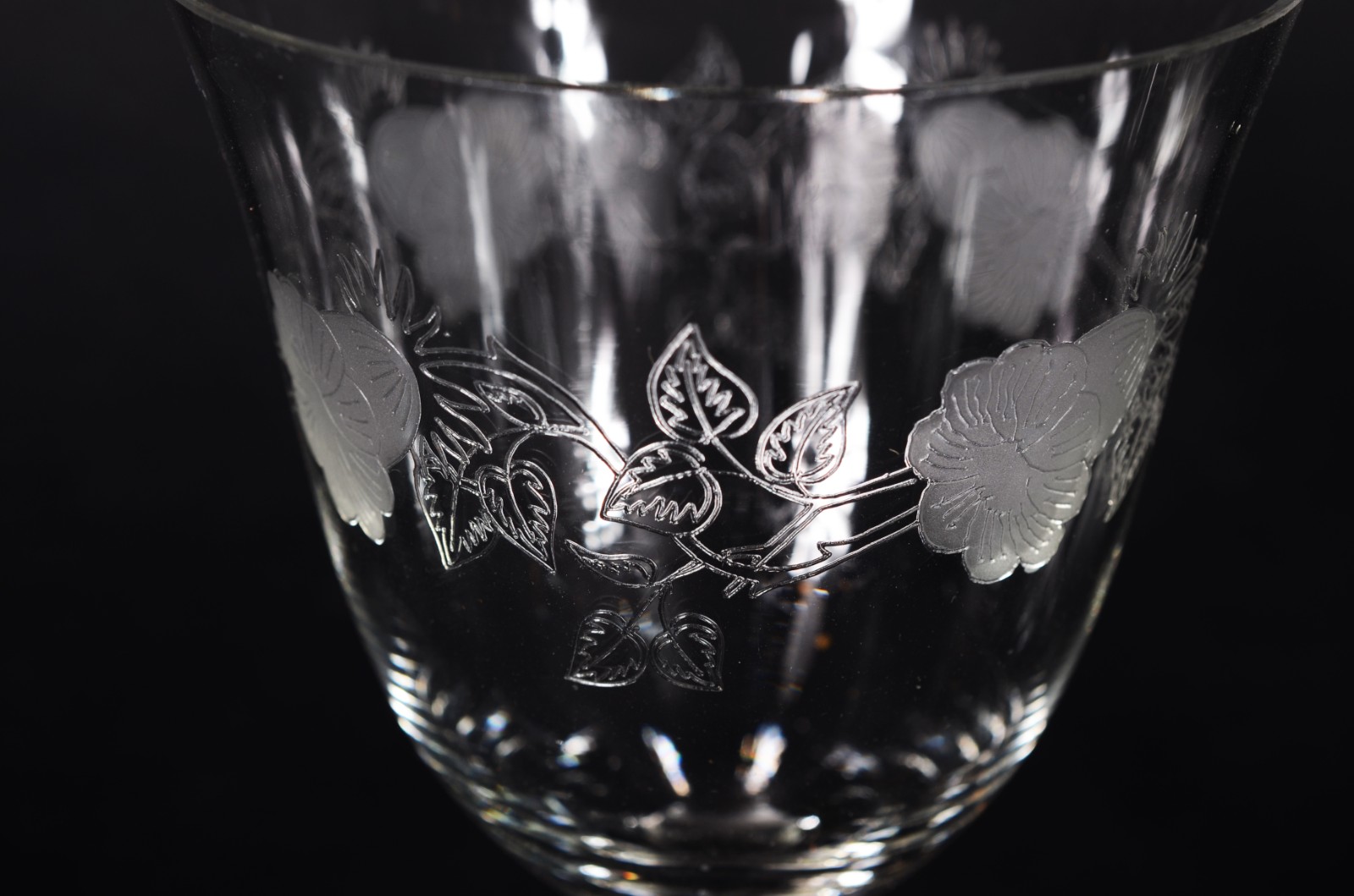 Serviço de cristal com flores lavradas, composto de: 12 taças para... - foto 5 de 11