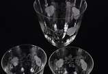 Serviço de cristal com flores lavradas, compost... - Serviço de cristal com flores lavradas, composto de: 12 taças para água, 8 taças para vinho tinto, 9 taças para vinho branco, 10 taças para cham...