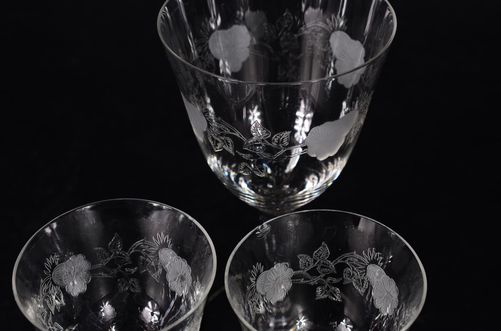 Serviço de cristal com flores lavradas, composto de: 12 taças para... - foto 7 de 11