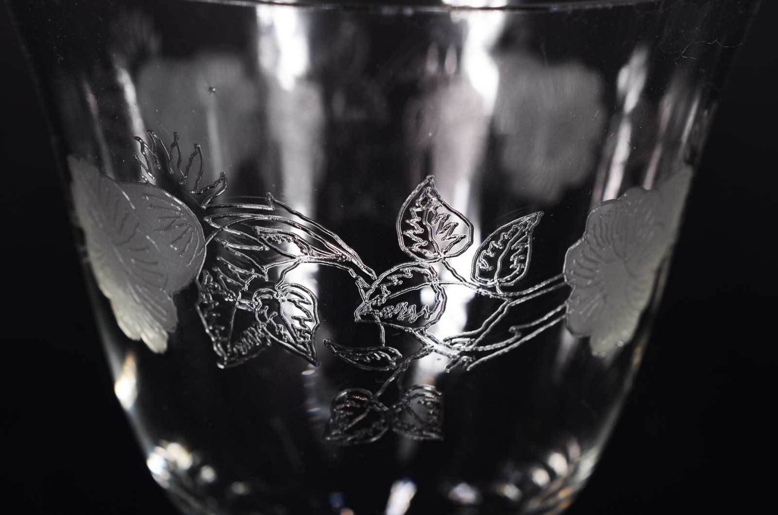 Serviço de cristal com flores lavradas, composto de: 12 taças para... - foto 8 de 11