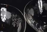 Serviço de cristal com flores lavradas, compost... - Serviço de cristal com flores lavradas, composto de: 12 taças para água, 8 taças para vinho tinto, 9 taças para vinho branco, 10 taças para cham...
